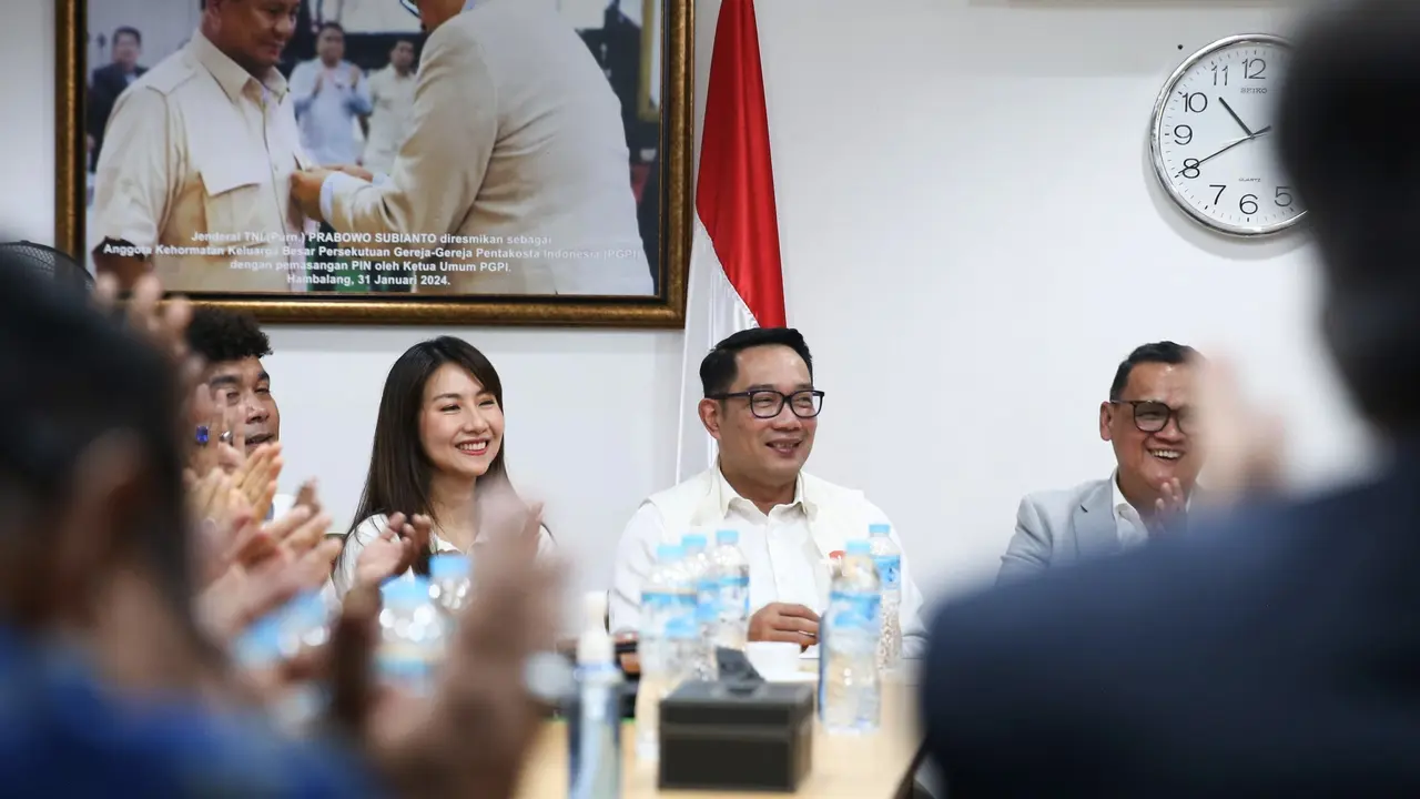 Calon gubernur Jakarta Ridwan Kamil (RK) saat bersilaturahmi dengan pemuka agama Huria Kristen Batak Protestan (HKBP) di kawasan Cakung, Jakarta Timur, Jumat (11/10/2024). (Foto: Tim Media RIDO)