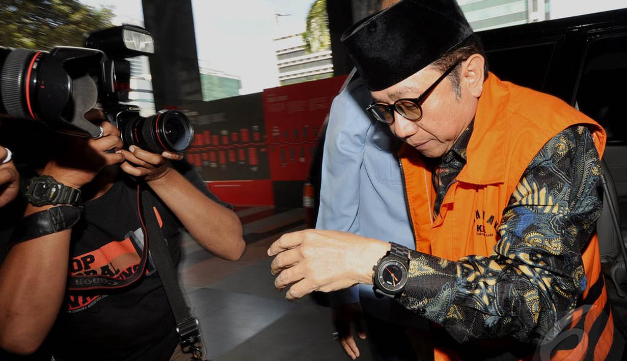 Waryono Karno diperiksa terkait status tersangkanya dalam kasus dugaan gratifikasi atau penerimaan hadiah atau janji di lingkungan Kementerian ESDM, Jakarta, Senin (29/12/2014). (Liputan6.com/Miftahul Hayat) 