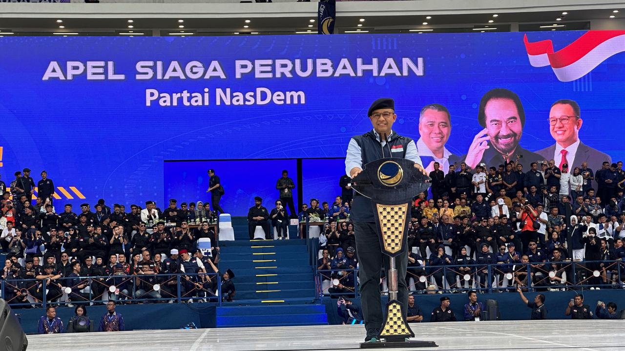 Calon presiden (capres) Anies Baswedan menyampaikan pidato politiknya dalam acara Apel Siaga Perubahan Partai Nasdem di Stadion Utama Gelora Bung Karno (GBK) Senayan, Jakarta.
