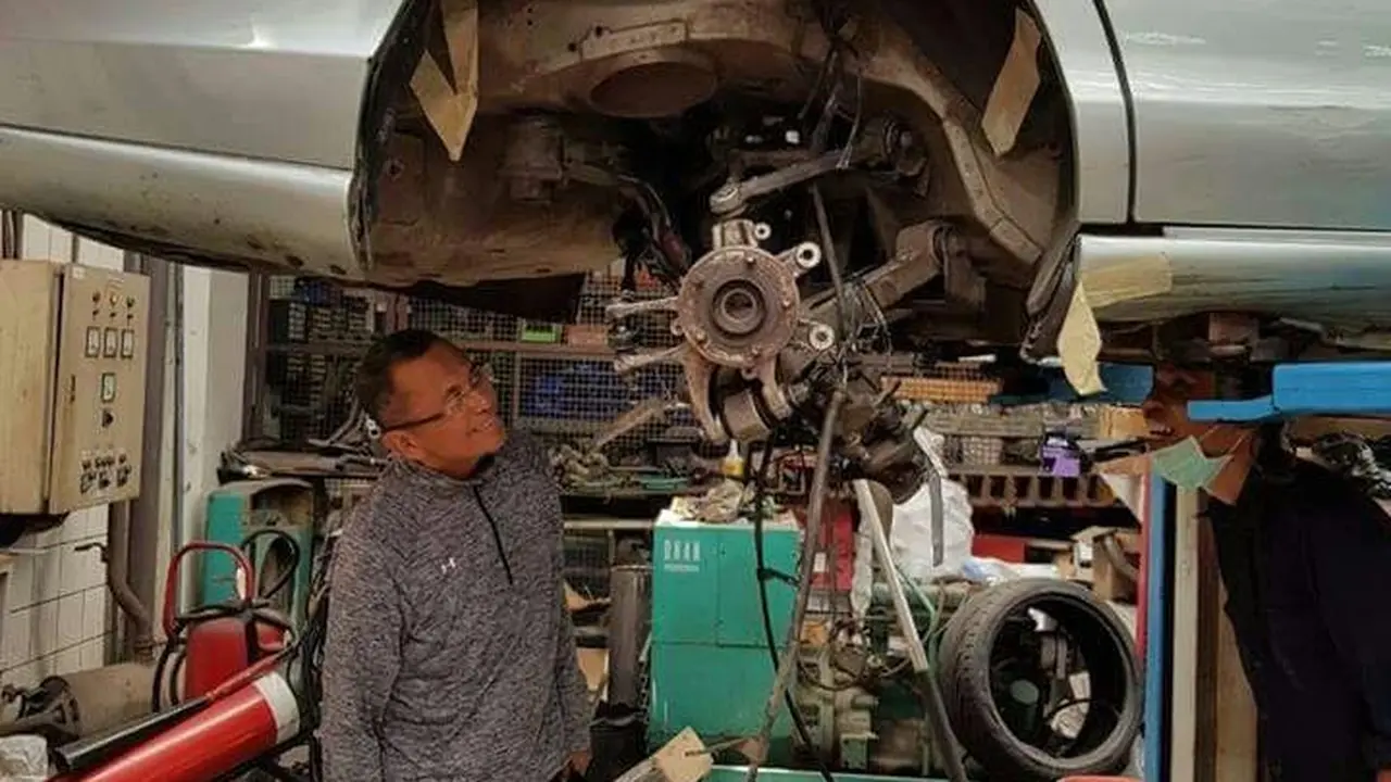 Dahlan Iskan modifkasi Jaguar jadi mobil listrik (Foto: Hadi M Djuraid)