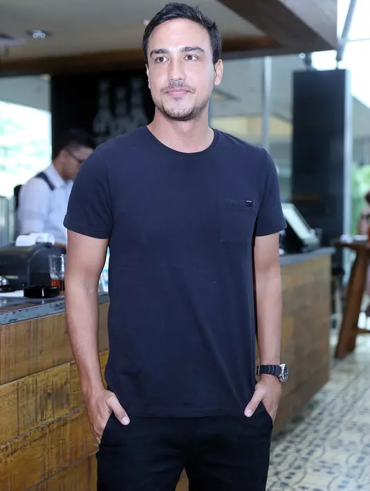 "Dia karakter unik, dia lebih banyak cerita film-film masa lalu, karakter dia di film, life story nya dia, banyak. Saya berasa jadi cucunya. Saya sama om Ray langsung klik, komunikasinya enak," kata Hamish. (Nurwahyunan/Bintang.com)