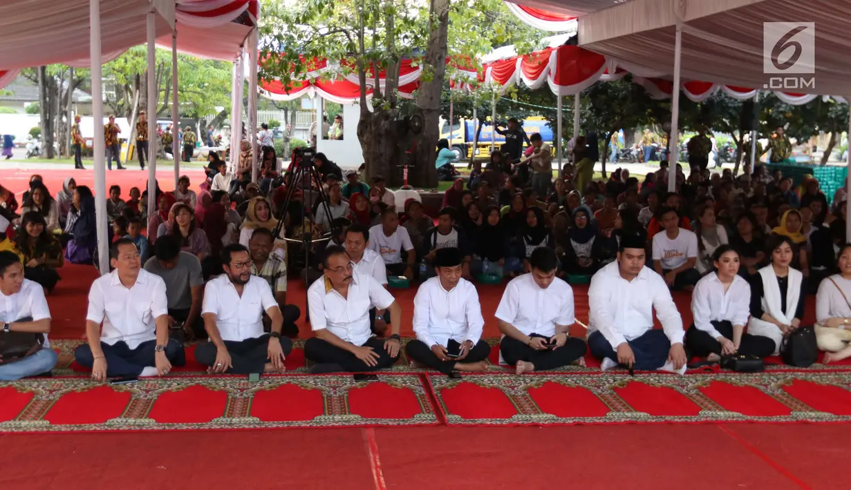 Jajaran pengurus Golkar dan AMPG DKI Jakarta saat buka puasa bersama di Taman pluit, Jakarta Utara, Sabtu (2/5). Buka puasa yang digelar AMPG DKI Jakarta mengusung tema Berkarya dengan Berbagi Untuk Bersama. (Liptan6.com/Angga Yuniar)
