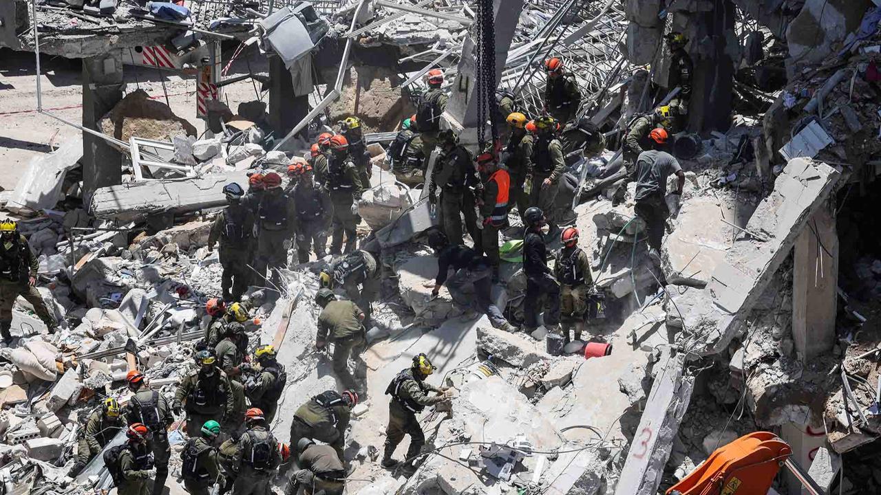 FOTO: Pemandangan Mengenaskan, Rudal Balistik Iran Hancurkan Bangunan di Kota Bat Yam Israel