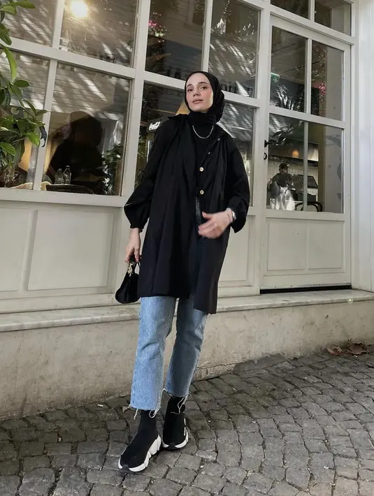 <p>Celana denim model boyfriend bisa dipadukan dengan atasan outer hitam dengan inner dan kerudung warna serupa. Kombinasikan dengan sepatu sneakers @seymakaymakk</p>