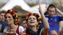 Suporter Timnas Jerman dan Perancis mengadakan nonton bareng laga perempat final Piala Dunia 2014 yang mempertemukan kedua negara di sepanjang sungai Rhine, perbatasan Perancis-Jerman, Kehl, Jerman, (4/7/2014). (REUTERS/Vincent Kessler)