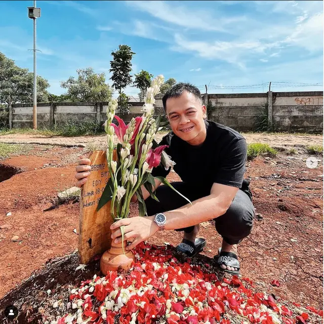 7 Hari Kepergian Istri, Ini 6 Momen Rio Alief Ziarah ke Makam Clerence Chyntia