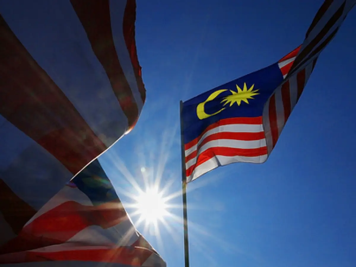 Gambar orang pegang bendera malaysia