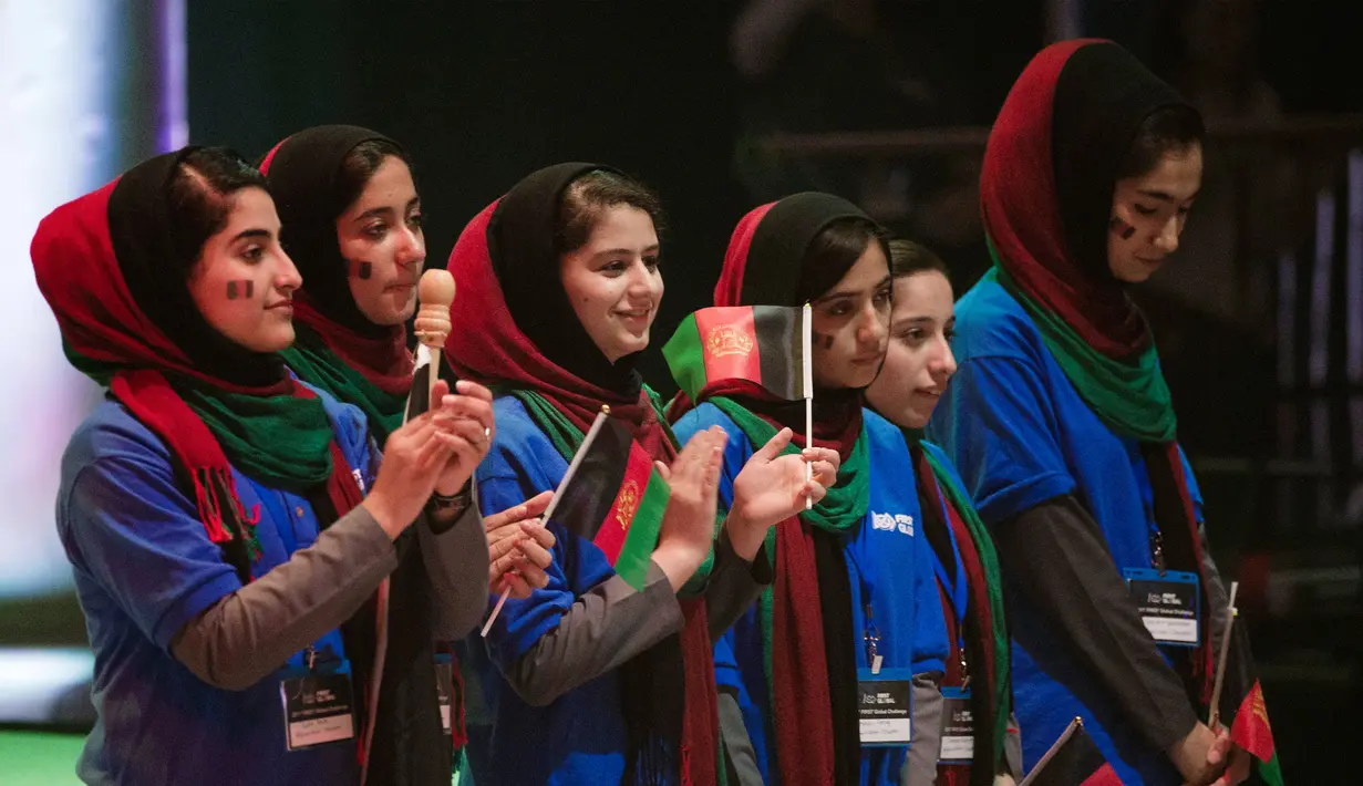 Tim perempuan dari Afghanistan mengikuti upacara pembukaan lomba robotik di Washington, AS, Minggu (16/7). Setelah sempat ditolak dua kali, akhirnya mereka memperoleh izin visa untuk terbang ke Negeri Paman Sam. (AP/Cliff Owen)