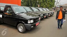 Sejumlah kendaraan operasional terparkir di halaman kantor Dinas Kebersihan DKI Jakarta, di Cililitan, Jumat (23/10). Sebanyak 77 mobil pick up diberikan sebagai kendaraan operasional pengawas kebersihan kota. (Liputan6.com/Gempur M Surya)