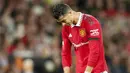 Pemain Manchester United, Cristiano Ronaldo, tertunduk lesu usai ditaklukkan Real Sociedad pada laga Liga Europa di Stadion Old Trafford, Jumat (9/9/2022). (AP/Dave Thompson)