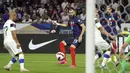 Penyerang Prancis, Karim Benzema mengumpan bola saat bertanding melawan Finlandia pada kualifikasi grup D Piala Dunia 2022 di stadion Decines di Lyon, Prancis, Rabu (8/9/2021). Prancis memimpin Grup D dengan sembilan poin hasil dua kali menang dan tiga kali seri.  (AP Photo/Laurent Cirpiani)