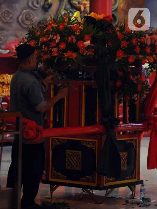 Warga keturunan Tionghoa menghias tandu dewa (Joli) jelang perayaan Cap Go Meh di Klenteng Hok Lay Kiong Bekasi, Jawa Barat, Sabtu (4/2/2023). Perayaan Cap Go Meh akan digelar dengan pawai atraksi barongsai, patung dewa, hingga naga-naga dengan rute pawai itu dari Jalan Mayor Oking-Lampu Merah Kartini-Juanda-Agus Salim-Jalan Perjuangan-Juanda dan kembali lagi ke Jalan Mayor Oking. (merdeka.com/Imam Buhori)
