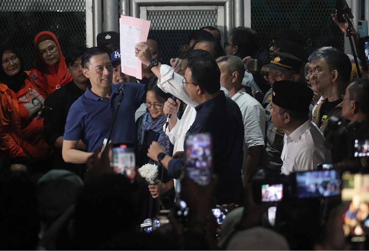 FOTO: Abolisi dari Presiden, Tom Lembong Resmi Tinggalkan Jeruji Besi