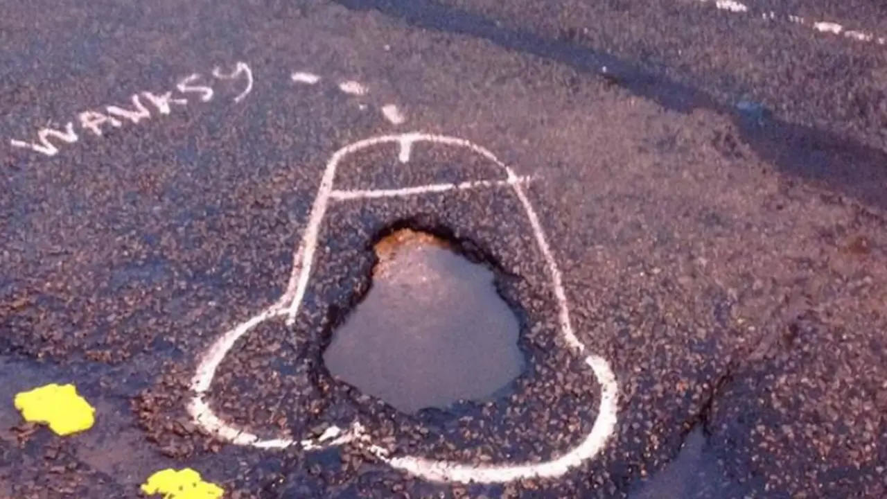 Pria Ini Menggambar Penis di Jalanan Rusak Agar Diperbaiki 