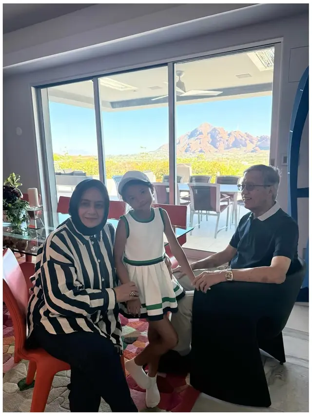 6 Potret Farah Quinn Bareng Ayah-Ibu yang Jarang Tersorot, Kumpul di Amerika
