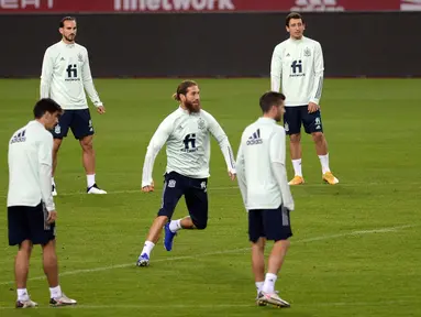 Bek Spanyol Sergio Ramos (tengah) dan rekan satu timnya mengikuti sesi latihan di stadion La Cartuja di Seville (17/11/2020). Spanyol akan bertanding melawan Jerman pada Matchday 6 UEFA Nations League 2020 di Estadio La Cartuja de Sevilla. (AFP/Cristina Quicler)