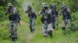 Prajurit TNI mengambil posisi siap menembak saat latihan perang gerilya di Hutan Mata Ie, Banda Aceh, Aceh, Rabu (2/1). Latihan dilakukan untuk meningkatkan kemampuan prajurit TNI dalam menjaga keutuhan NKRI. (CHAIDEER MAHYUDDIN/AFP)