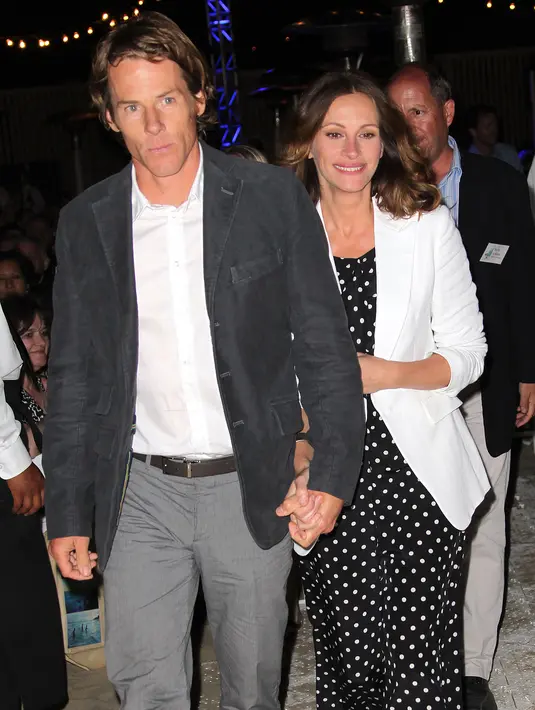 Julia Roberts selalu menjadi impian dan anugerah terindah oleh Daniel Moder yang seorang juru kamera yang mengambil gambar di beberapa film yang di bintangi sang aktris. Daniel menikah dengan Julia pada tahun 2002 dan memiliki 3 anak. (AFP/Bintang.com)