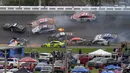 Sejumlah mobil saling bertabrakan pada lap ke-14 balapan NASCAR Daytona 500 di Daytona International Speedway, Pantai Daytona, Florida, Amerika Serikat, Minggu (14/2/2021). Sebanyak 16 mobil bertumpuk dalam kecelakaan tersebut. (AP Photo/Chris O'Meara)