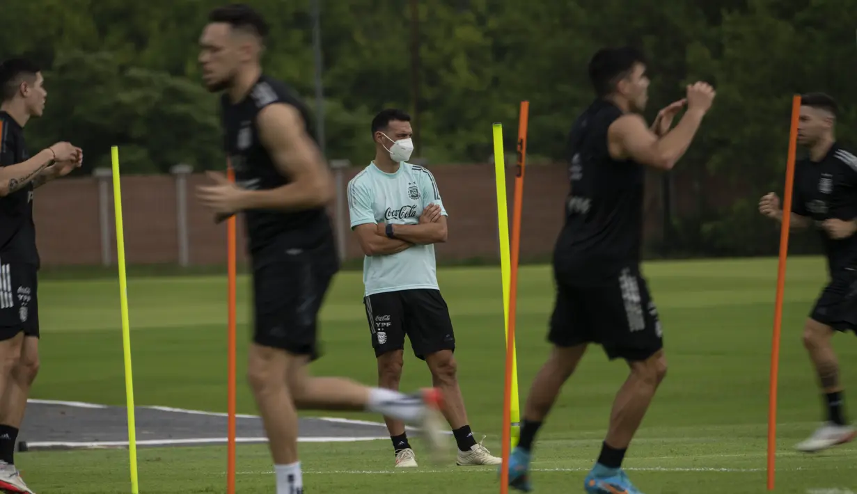 Pelatih timnas Argentina, Lionel Scaloni memimpin sesi latihan menjelang pertandingan lanjutan kualifikasi Piala Dunia 2022 di Ezeiza, Buenos Aires, 26 Januari 2022. Argentina akan bermain tandang kontra Chile pada Jumat, 28 Januari 2022. (AP Photo/Rodrigo Abd)
