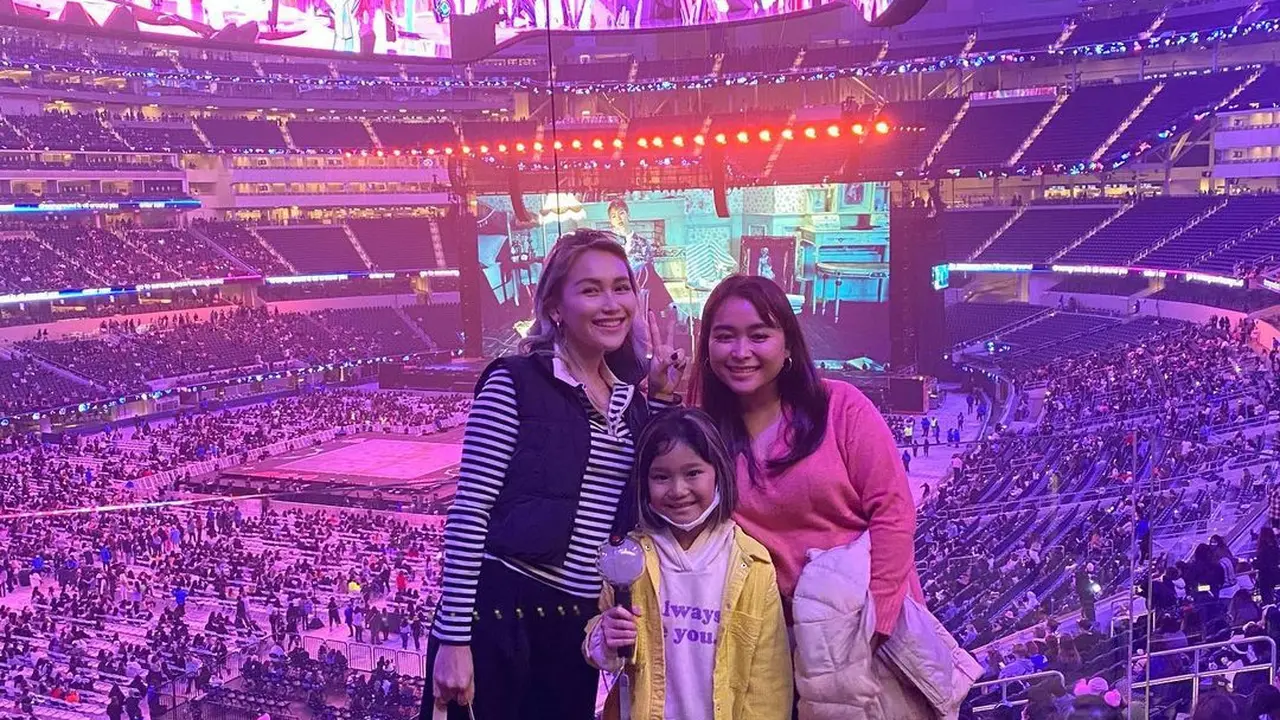 7 Momen Ayu Ting Ting dan Bilqis Nonton Konser BTS di Los Angeles, Seru Banget