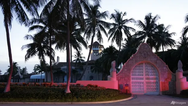 Pintu masuk ke perkebunan Mar-a-Lago mantan Presiden Donald Trump ditampilkan, 8 Agustus 2022, di Palm Beach, Florida. (Foto: AP/Terry Renna)