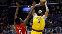 Anthony Davis menembak saat Lakers melawan Rockets (AFP)