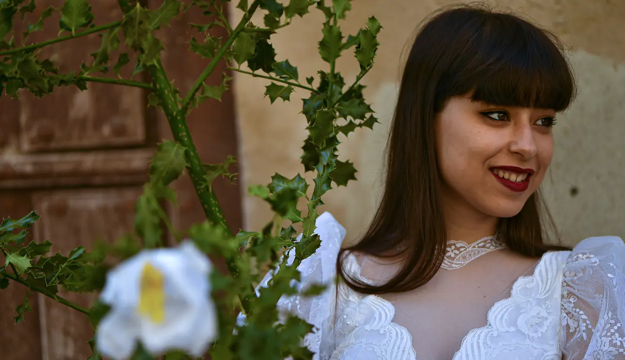 Salah satu Las Doncellas (gadis) berpakaian putih saat mengambil bagian dalam ziarah The Maidens di Sorzano, Spanyol, 15 Mei 2022. Menurut tradisi kuno, ziarah The Maidens bertujuan untuk menghormati musim semi dan kesuburan wanita. (AP Photo/Alvaro Barrientos)