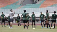 Pelatih Timnas Indonesia, Simon McMenemy, memberikan arahan kepada pemainnya saat sesi latihan di Stadion Pakansari, Bogor, Sabtu (24/8). Latihan ini merupakan persiapan jelang laga kualifikasi Piala Dunia 2020. (Bola.com/Yoppy Renato)