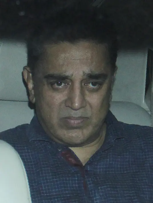 Aktor Bollywood, Kamal Hassan mengunjungi rumah Anil Kapoor, adik suami Sridevi Kapoor, Boney Kapoor di Mumbai, Senin (26/2). Selama proses menunggu jenazah Sridevi, keluarga berkumpul dan menerima tamu yang menyampaikan duka di sana. (Sujit Jaiswal/AFP)