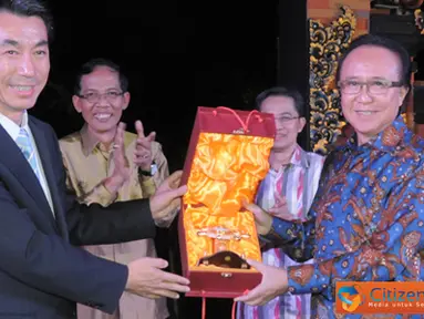 Citizen6, Denpasar: Menteri Kelautan dan Perikanan Sharif C Sutardjo dan Direktur Jenderal Biro Perikanan Departemen Pertanian RRT Mr. Cui Li Feng tukar menukar cinderamata usai mengadakan kesepakatan MOU. (Pengirim: Efrimal Bahri) 