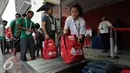 Pihak penyelenggara Sea Games 2015 Singapura menerapkan sistem pengamanan yang sangat ketat. Tampak, sejumlah pemain dan official timnas Indonesia U-23 harus antri di Stadion Jalan Besar, Singapura, Selasa (2/6/2015). (Liputan6.com/Helmi Fithriansyah)