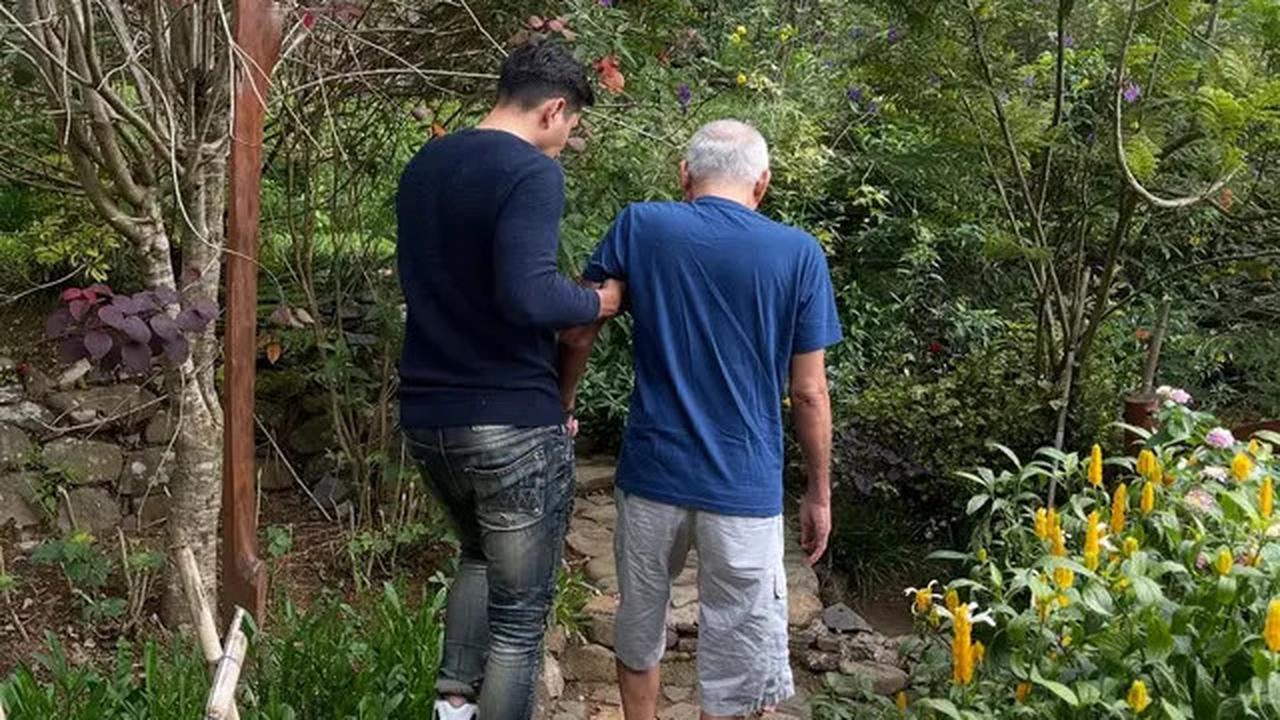 6 Potret Kenangan Darius Sinathrya dan Sang Ayah, Meninggal Saat Suami Donna Agnesia Ultah ke-40