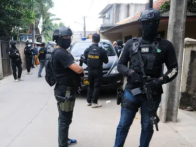 Suasana saat Densus 88 Antiteror Mabes Polri saat penangkapan terduga teroris di Jalan Gempol Raya, Kunciran Indah, Tangerang, Banten, Rabu (16/5). Petugas berhasil menangkap empat terduga teroris. (DEMY SANJAYA/AFP)