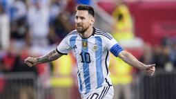 Lionel Messi. Sayap kanan Timnas Argentina berusia 35 tahun yang sejak awal musim 2021/2022 memperkuat PSG ini menjadi salah satu pemain aktif dengan koleksi gol terbanyak di ajang Piala Dunia dengan 6 gol dari total 19 laga dalam 4 edisi Piala Dunia. Rinciannya adalah 1 gol dicetaknya pada Piala Dunia 2006, 4 gol pada edisi 2014 dan 1 gol di edisi 2018 Rusia lalu. Sementara pada edisi 2010 ia gagal mencetak 1 gol pun untuk Timnas Argentina. (AP/Eduardo Munoz Alvarez)
