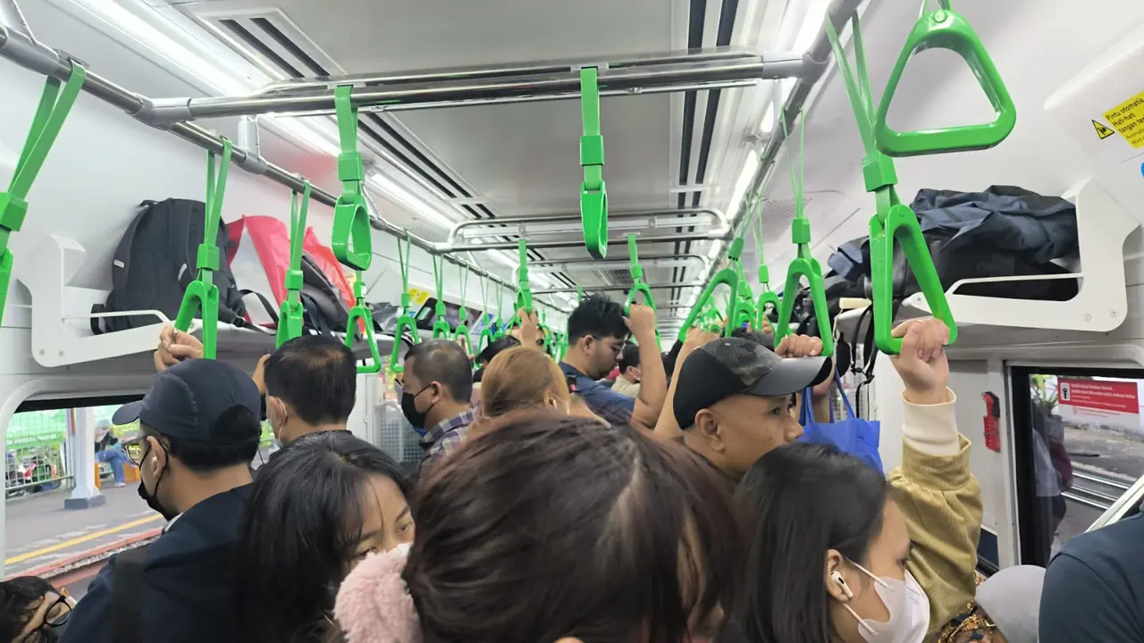 Kondisi di dalam KRL Bogor-Jakarta di hari pertama WFH. (Dok. Liputan6.com)