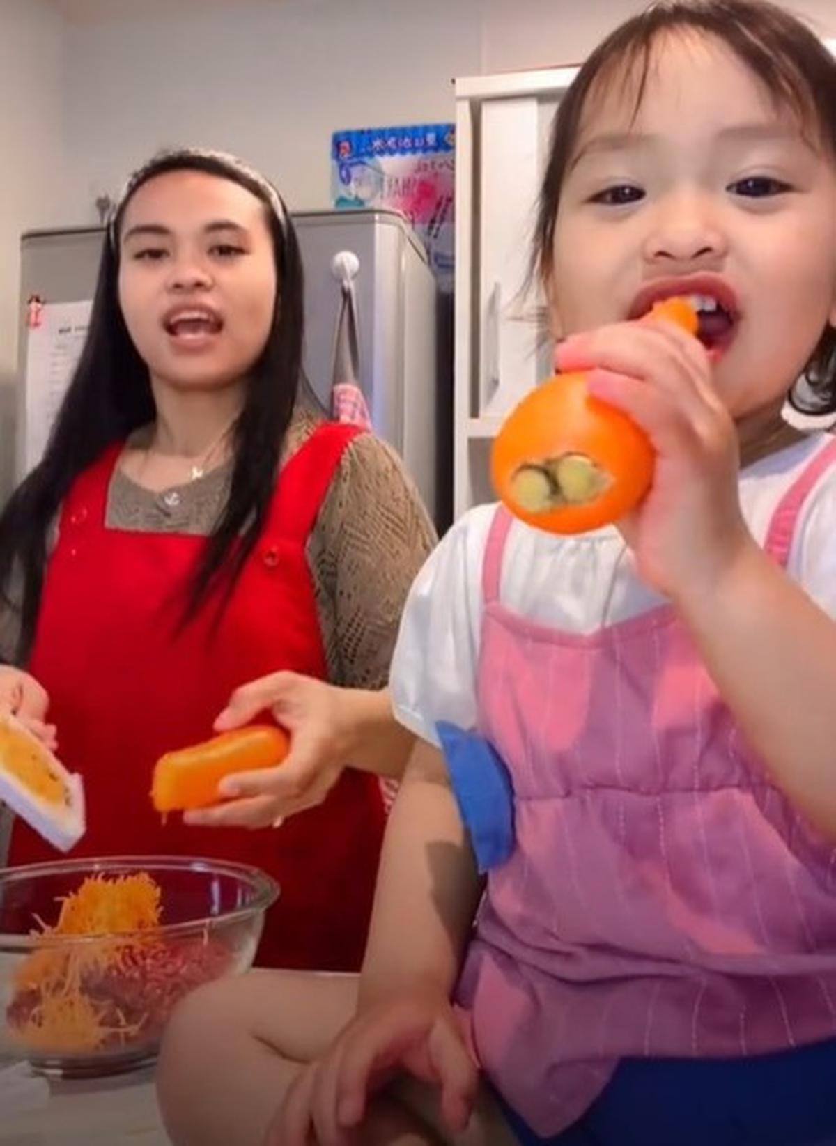 Di momen live, Ritsuki suka diminta oleh ibunya untuk menyanyi.&nbsp;