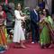 Kate Middleton mengunjungi salah satu kuil Hindu di Leicester, Inggris. Ia sempat ikut menari tradisional India dengan tanpa alas kaki. (dok. Darren Staples/Pool Photo via AP)