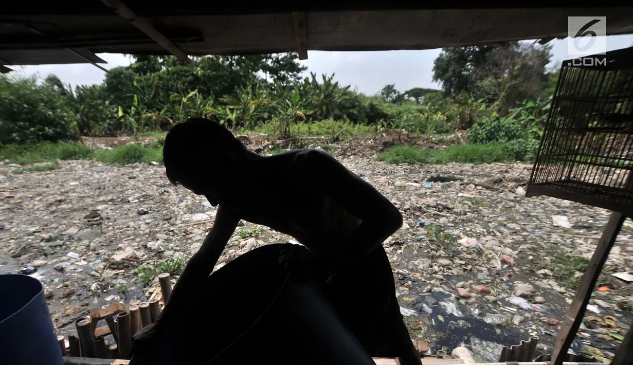 Warga beraktivitas di pinggiran Kali Pisang Batu yang dipenuhi sampah, Tarumajaya, Bekasi, Jawa Barat, Rabu (9/1). Warga tetap beraktivitas meski bau tak sedap menghantui mereka akibat tumpukan sampah di kali tersebut. (Merdeka.com/Iqbal S. Nugroho)