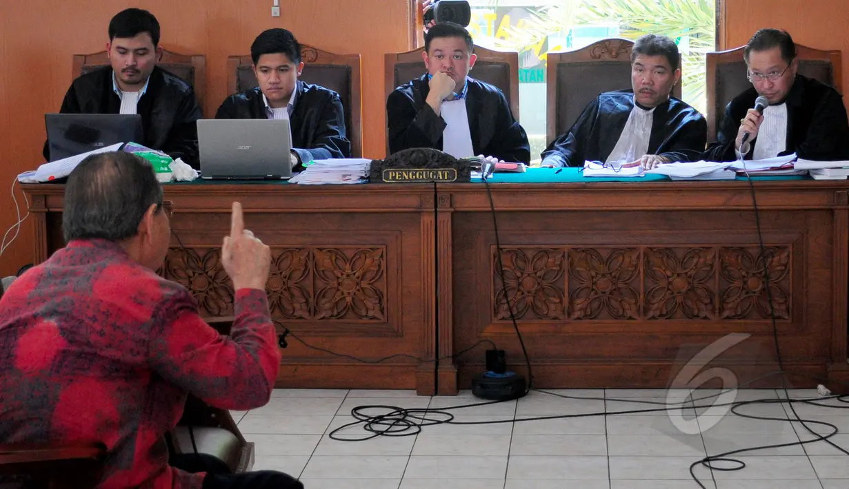 Tim kuasa hukum Suryadharma Ali (SDA) saat mendengarkan keterangan saksi ahli, pakar hukum pidana Yahya Harahap pada sidang lanjutan praperadilan di PN Jakarta Selatan, Senin (6/4/2015).(Liputan6.com/Yoppy Renato)