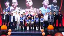 Direktur Utama (Dirut) Bank Mandiri, Darmawan Junaidi, Bersama Dirut IBL, Junas Miradiarsyah, Ketua Perbasi, Budisatrio Djiwandono, dan perwakilan klub foto bersama saat peresmian kerja sama antara Bank Mandiri dengan IBL di Plaza Mandiri, Jakarta, Selasa (1/7/2025). (Bola.com/Abdul Aziz)