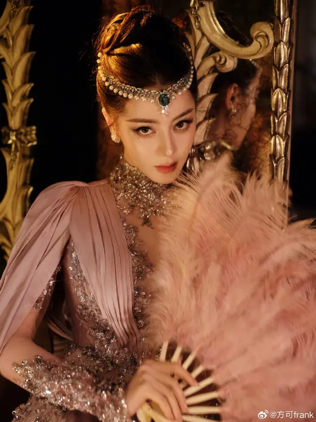 Dilraba Dilmurat dengan gaun Zuhair Murad (credit: Studio Jaywalk Weibo)