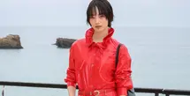 Nana Komatsu tampil edgy dalam dress merah bertekstur dengan siluet ringan, memadukan girly dan cool attitude. A$AP Rocky mencuri perhatian dengan layering smart-casual: jaket suede beige dipadu kemeja merah bold dan celana tailored, dilengkapi tas Chanel pink statement yang playful sekaligus sentimental. [Dok/Chanel].
