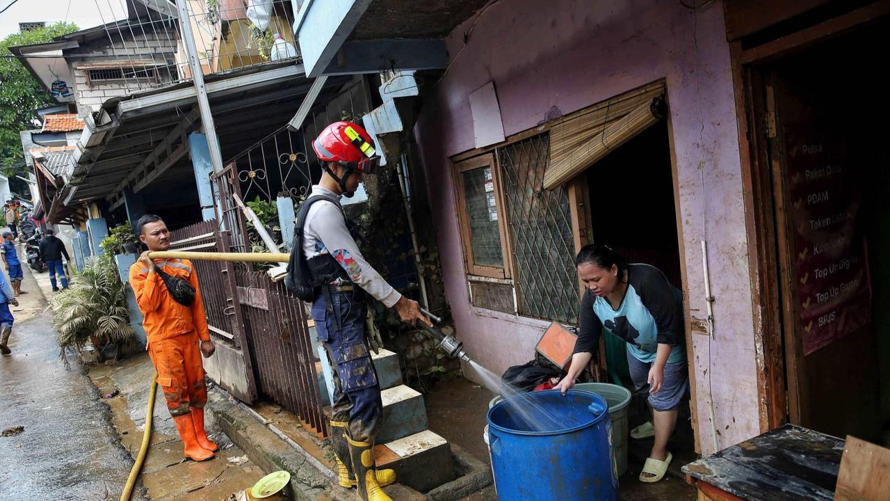 Warga berjibaku bersihkan sampah dan lumpur sisa banjir