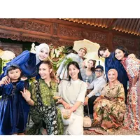 Nagita Slavina terlihat elegan dalam setelan berwarna biru navy. Ia memadukan blus lengan pendek dengan detail ruffle bersama celana lurus (straight pants) senada.  [@mrsayudewi/@alyssadaguise/@mahalini/@vidialdiano].