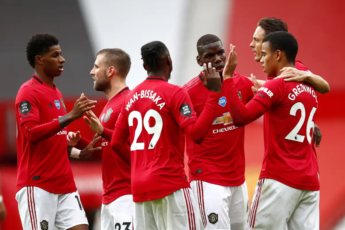 Para pemain Manchester United (MU) merayakan Mason Greenwood ke gawang Bournemouth di Old Trafford