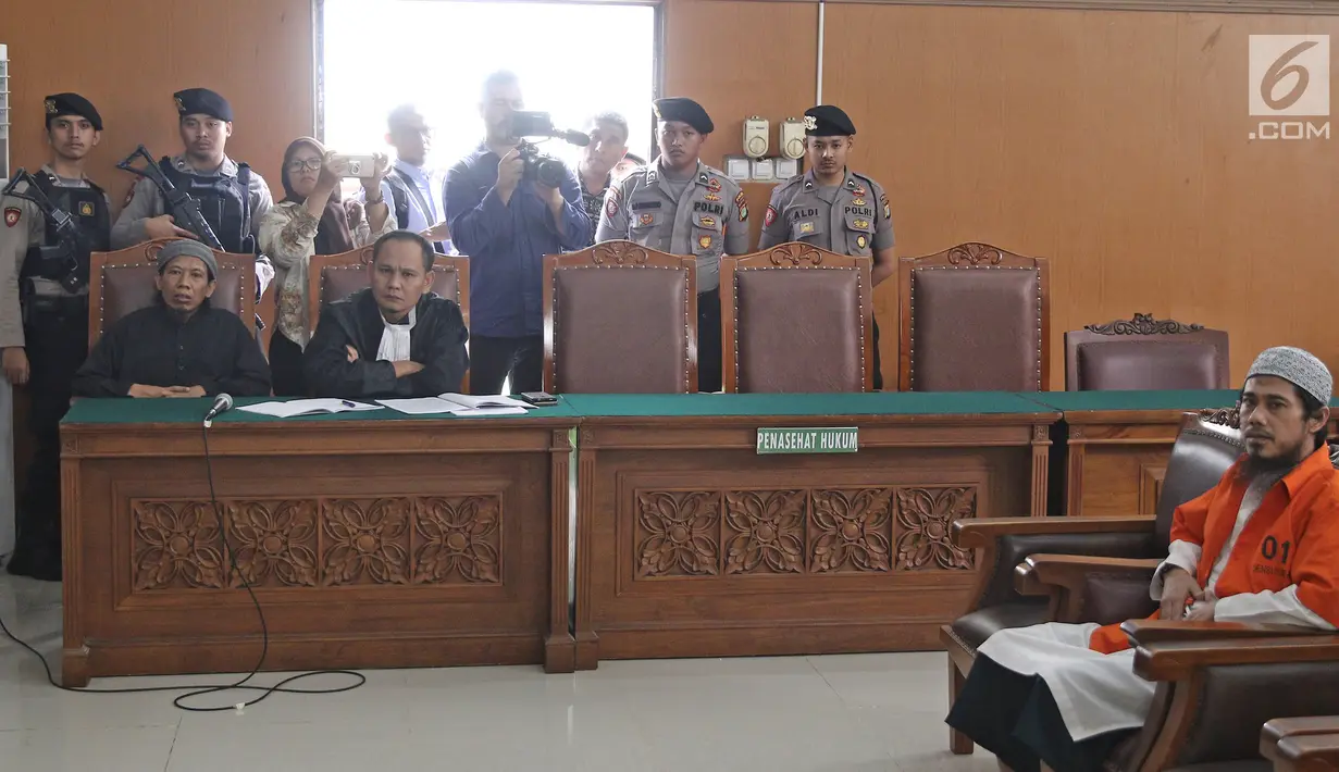 Terpidana kasus pelemparan bom molotov ke Gereja Oikumene, Samarinda, Joko Sugito menjadi saksi dalam sidang lanjutan terdakwa bom Thamrin, Aman Abdurrachman di Pengadilan Negeri Jakarta Selatan, Selasa (27/3). (Liputan6.com/Herman Zakharia)
