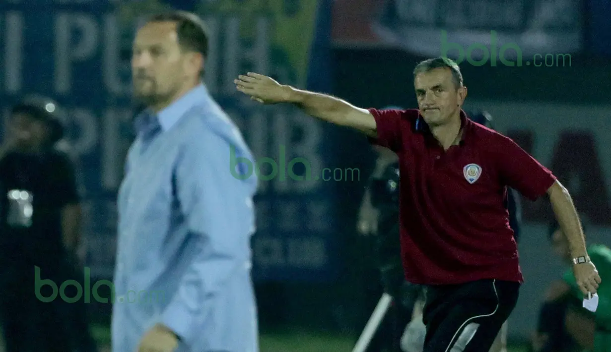 Ekspresi Milomir Sesija (kanan), pelatih Arema Cronus pada laga melawan Persib Bandung di turnamen sepak bola Bali Island Cup 2016 di Stadion Kapten I Wayan Dipta, Gianyar, Bali Selasa (23/2/2016). (Bola.com/Peksi Cahyo)