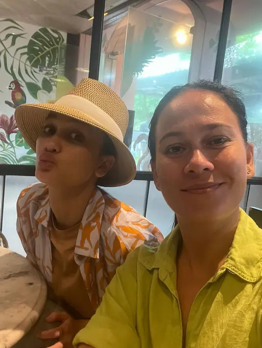 Atau gaya gemas Luna Maya berpose duck face yang juga tak mengenakan riasan wajah sama sekali. [Foto: Instagram/lunamaya]