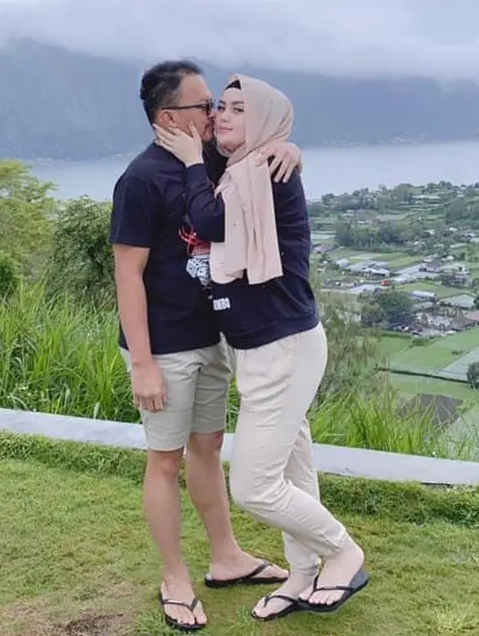 Setelah resmi menikah dari Faisal dan terbebas dari penjara, ia sempat mengenakan hijab. Seperti inilah penampilannya. (instagram/harrisfaisal_11)